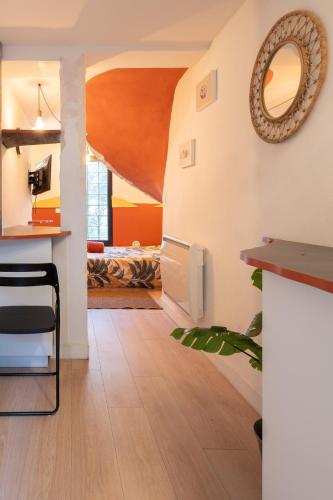 Il comprend un salon avec une cuisine et une chambre. dans l'établissement L'Orangerie Aixoise, à Aix-en-Provence