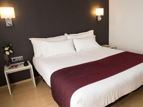 Postel nebo postele na pokoji v ubytování Augusta Barcelona Vallès