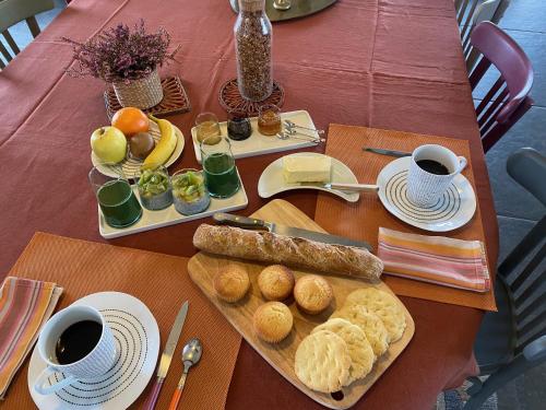 Saint-BérainにあるLa Béraineのテーブル(コーヒーと食べ物のトレイ付)