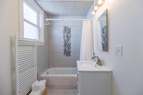 Vannituba majutusasutuses A Peaceful Oasis on Munjoy Hill - 3BR Cottage & Parking