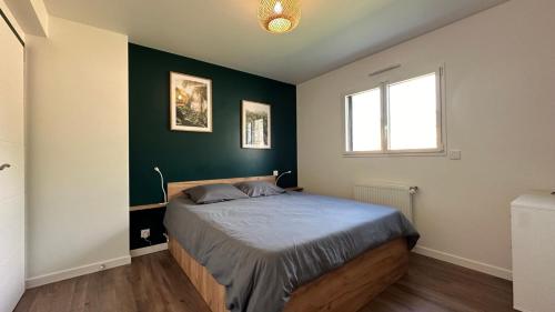 une chambre avec un lit et un mur végétal dans l'établissement TY HEOL • la maison du soleil•, à Saint-Pierre-Quiberon