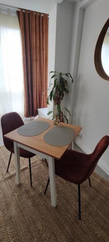 une table et des chaises dans un salon dans l'établissement Apartment Cannes Croisette, à Cannes