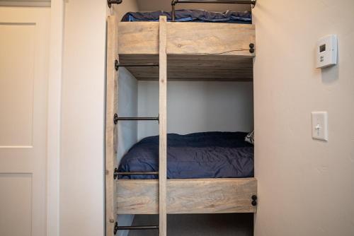 Postel nebo postele na pokoji v ubytování Cozy Downtown Condo with Jacuzzi 5 Min to Resort