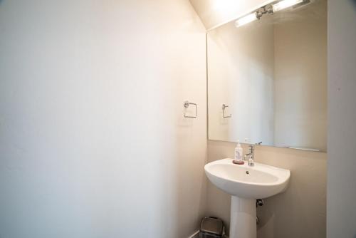 Koupelna v ubytování Cozy Downtown Condo with Jacuzzi 5 Min to Resort