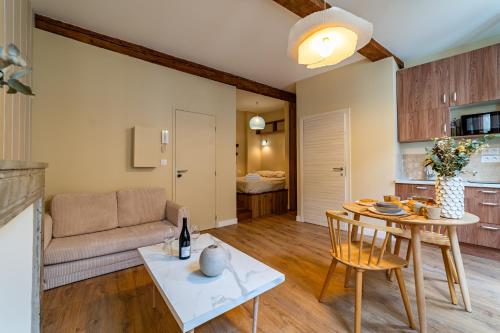 un salon avec un canapé et une table dans l'établissement La Perle Ancienne de Sommières, à Sommières