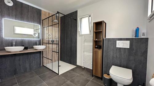 une salle de bain avec toilettes et lavabo dans l'établissement TY HEOL • la maison du soleil•, à Saint-Pierre-Quiberon