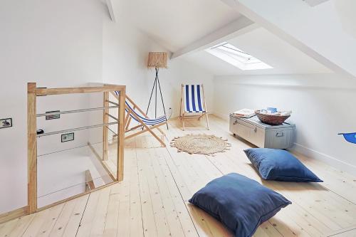 Cette chambre dispose d'une mezzanine avec une échelle et des oreillers bleus. dans l'établissement La Galerie Pornic - Maison Lotus, à Pornic