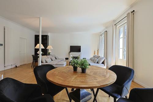 un salon avec une table et des chaises dans l'établissement Le Patio de l'Isle, à Périgueux