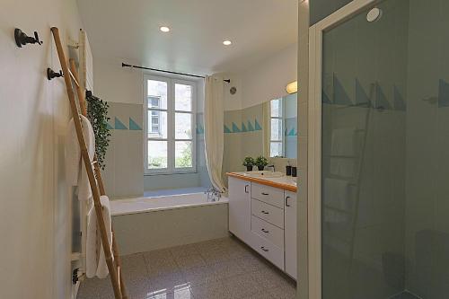 a bathroom with a shower and a toilet and a sink at Le Patio de l'Isle in Périgueux