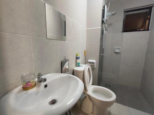 Ένα μπάνιο στο D2407 Alanis Tripple A Suite near KUL Airport