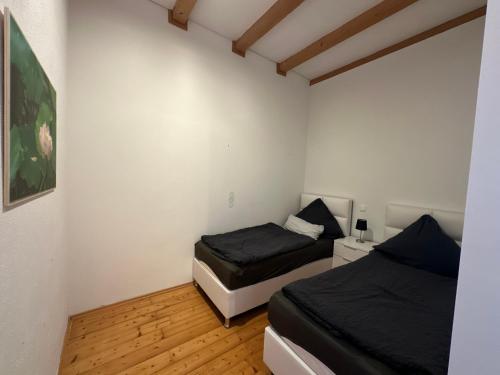 two beds in a small room with white walls at Indigo Sol in Ursensollen