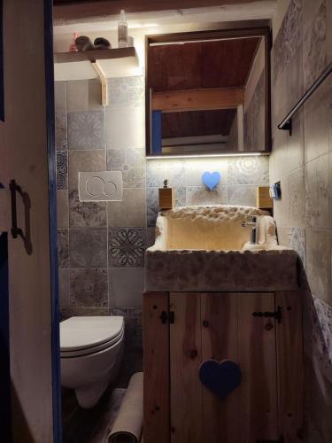 un bagno con lavandino e WC di Home Stella a Bari