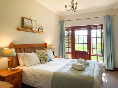 una camera da letto con un letto con due asciugamani sopra di Molweni - Kamberg Valley B&B a Rev Estates