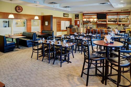 a dining room filled with tables and chairs at Lakeview Gimli Resort in Gimli