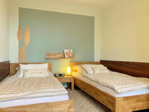 ドルム・ノイフェルトにあるFerienwohnung mit Nordseeblick! de Swolkのツインベッド2台付きの客室