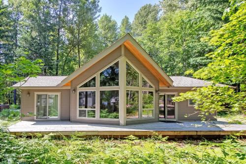 パックウッドにあるCoffee Time Cabinの大きな窓のある小さな家