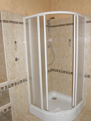 Un baño de Hotel Bow Garden