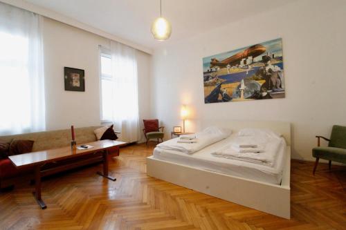 BRIGHT ELEGANT FLAT in Center
