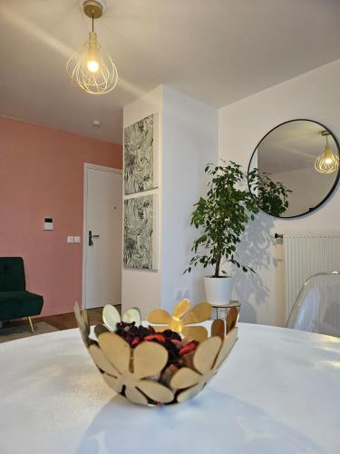 un bol assis au-dessus d'une table dans l'établissement Appart 10 min Euro Disney - Bussy Saint Georges, à Bussy-Saint-Georges