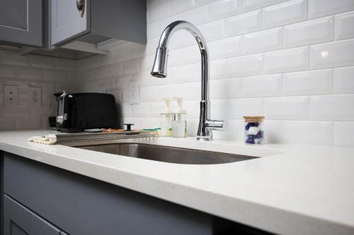 una cocina con fregadero y encimera en Relaxing 1BR w Pool-Parking, Near Rvrwlk-Conv Ctr, en San Antonio