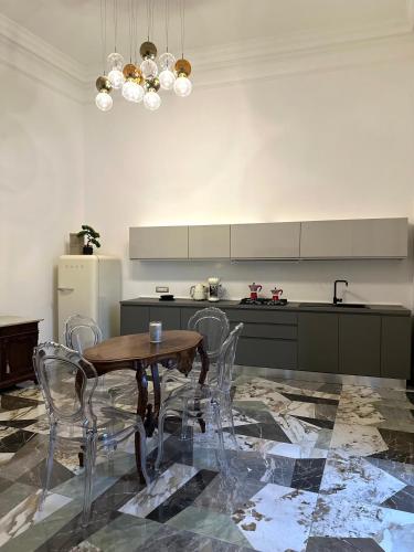 a kitchen with a table and chairs and a refrigerator at Casa Iovis in Casagiove