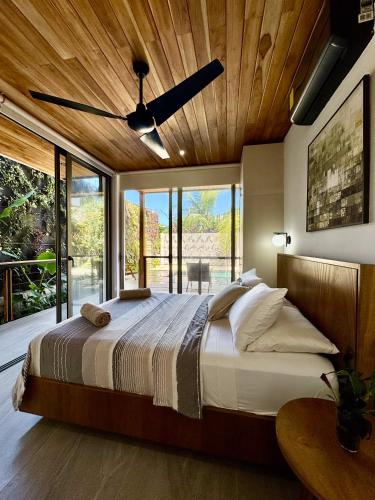 Postel nebo postele na pokoji v ubytování Villa Naomi Luxury house 3 min walk beach and town