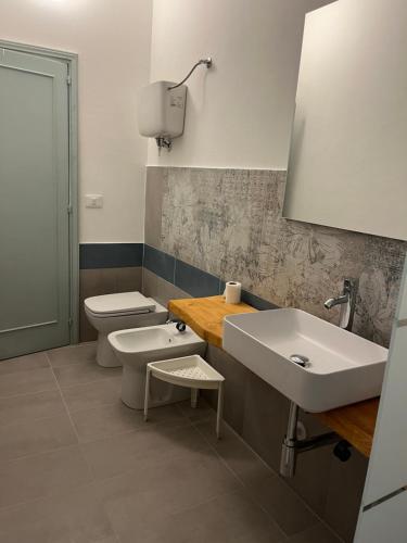 a bathroom with a sink and a toilet at Casa di legno in Città di Castello