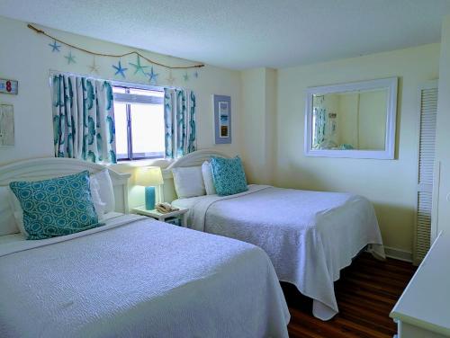 Postel nebo postele na pokoji v ubytování Shell Island Resort - All Oceanfront Suites