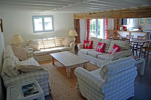 un salon avec des canapés, des chaises et une table dans l'établissement The Coach House, à Saint-Aubin-de-Bonneval