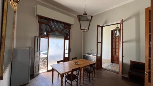 a dining room with a table and a kitchen at ART APARt DECO in Salto