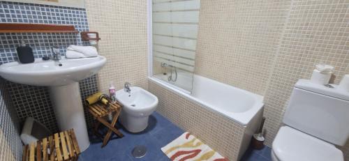 Ένα μπάνιο στο 21A04 Apartamento en Felechosa