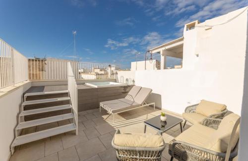 a patio with chairs and a table on a balcony at Relais Ena in Gallipoli