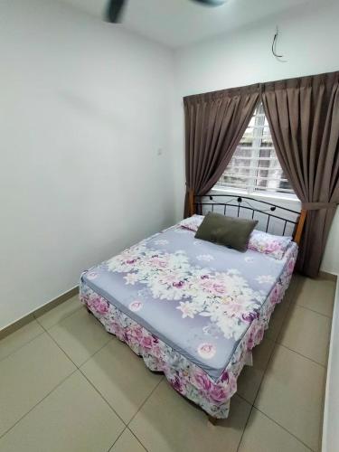 a small bed in a room with a window at Homestay hanamuslim senawang in Seremban