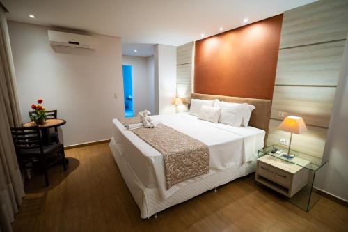 Ένα ή περισσότερα κρεβάτια σε δωμάτιο στο Tarobá Hotel