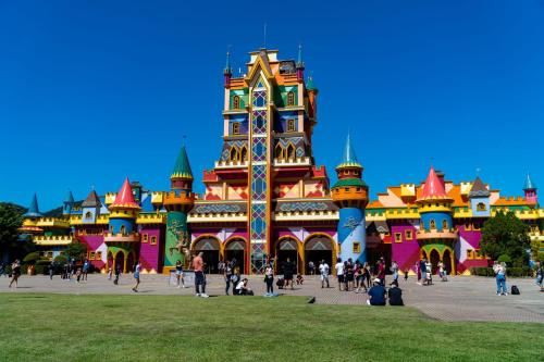a large building with people walking in front of it at Casa 3 quartos com Piscina no centro de Penha - SC in Penha
