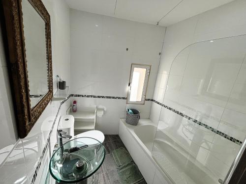 Traditional Maltese Townhouse في سليمة: حمام مع حوض استحمام ومرحاض ومغسلة