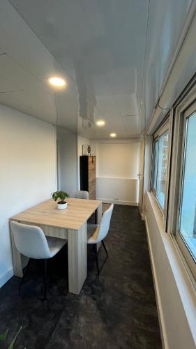 une salle à manger avec une table et des chaises en bois dans l'établissement Appartement au port de Nice, proche des plages, à Nice