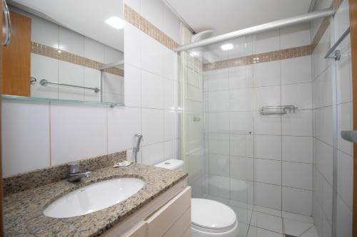 a bathroom with a sink and a toilet at OZPED Flats Particulares Edifício Life Resort in Brasilia