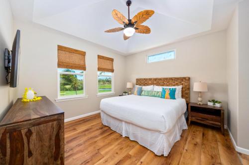 een slaapkamer met een bed en een plafondventilator bij E34 Waikoloa Fairway Villas in Waikoloa