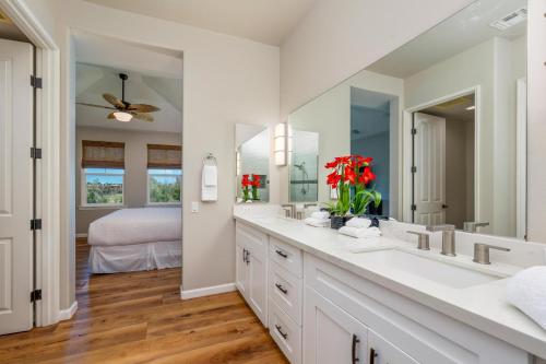 een badkamer met twee wastafels en een grote spiegel bij E34 Waikoloa Fairway Villas in Waikoloa