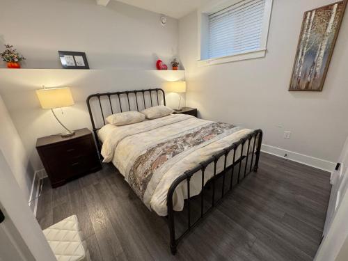 Ένα ή περισσότερα κρεβάτια σε δωμάτιο στο Modern 2BR Suite Near Morgan Creek & White Rock