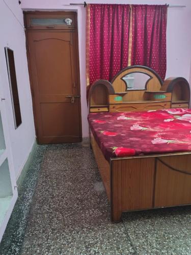 Postel nebo postele na pokoji v ubytování Mahakumbh 2025