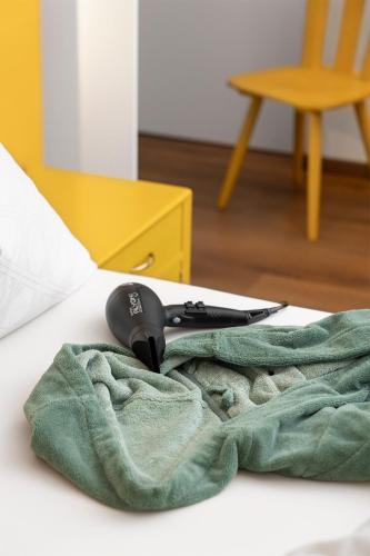 a remote control sitting on top of a green towel at Michlhaus nature and suites in Aldino