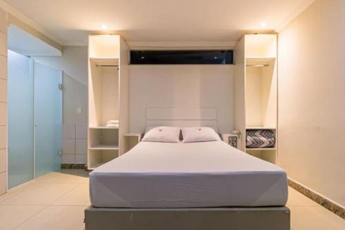圣保罗Hotel Age - Próximo Arena Corinthians e Aeroporto de Guarulhos的卧室配有一张白色大床