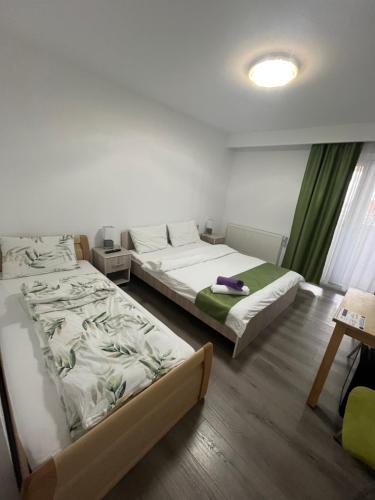 a bedroom with two beds and a table at Márti in Odoreu