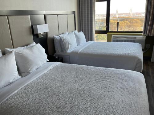 a hotel room with two beds and a window at Holiday Inn Express Long Island City E - New York by IHG in Queens