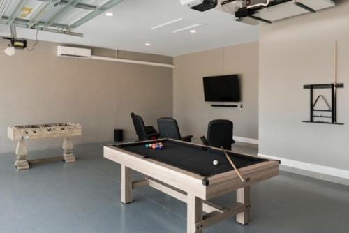 Galeriebild der Unterkunft Bougee Waterfront with Salt Water Pool, Spa, and Game Room in Cape Coral