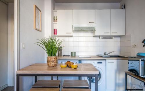 - une cuisine avec une table et des oranges dans l'établissement Le City, à Rodez