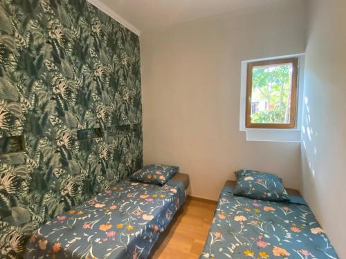 a small room with two beds and a window at 2 Pièces Joinville- le- Pont in Joinville-le-Pont