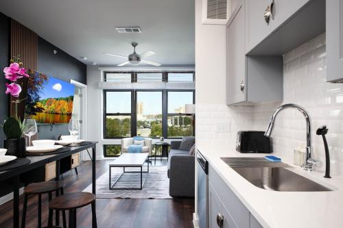Una cocina con fregadero y una sala de estar. en Downtown 1BR-w pool&parkng,Near Rvrwalk & Conv Ctr, en San Antonio